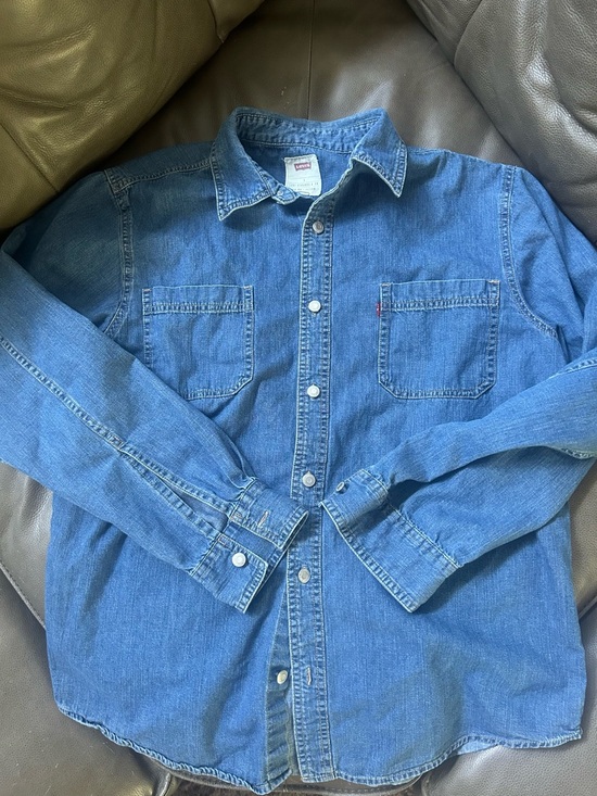 Other - ✨Flash Sale✨Levi’s Denim Button Down